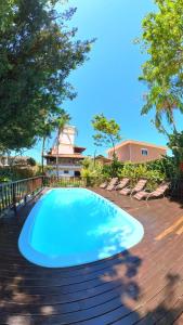 uma grande piscina azul num deque de madeira em Hotel Natur Campeche em Florianópolis