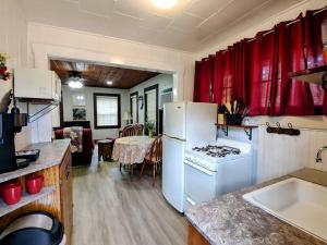 Dapur atau dapur kecil di #09 - Large Lakeview One Bedroom- Pet Friendly