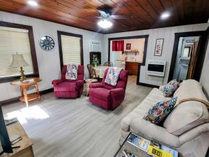 ein Wohnzimmer mit einem Sofa und 2 Stühlen in der Unterkunft #09 - Large Lakeview One Bedroom- Pet Friendly in Hot Springs
