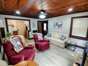 sala de estar con sofá y 2 sillas en #09 - Large Lakeview One Bedroom- Pet Friendly, en Hot Springs