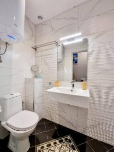 Et badeværelse på Studio Blumar 1 in Super Center + 6 billeder