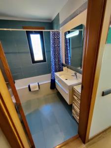 Algarve 360º Experience في Campina de Cima: حمام مع حوض ومرآة