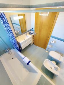 Algarve 360º Experience في Campina de Cima: حمام مع حوض ومرحاض ومرآة