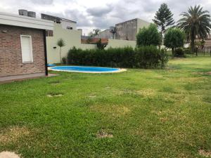 a yard with three blue trays in the grass at Sans Souci in Gualeguaychú