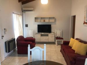 a living room with a couch and a tv at Sans Souci in Gualeguaychú