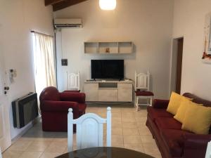 sala de estar con sofá y TV en Sans Souci en Gualeguaychú