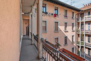 a balcony in a building with a corridor at Easylife - Coccole e relax nel cuore di Isola in Milan
