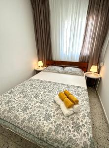 - une chambre avec un lit et 2 serviettes dans l'établissement Sea breeze 2, à Bat Yam