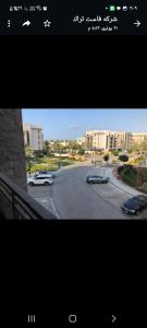 uma imagem de uma rua com carros na estrada em marrassi marina em Alexandria