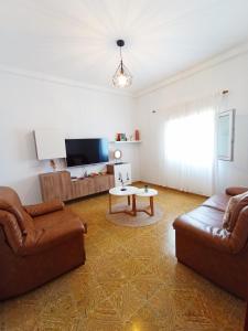 Sala de estar con 2 sofás y mesa en Casa Tejera, en Las Palmas de Gran Canaria