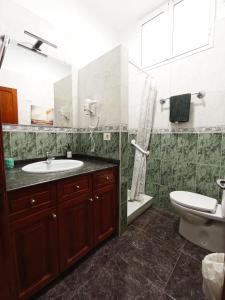 y baño con lavabo y aseo. en Casa Tejera, en Las Palmas de Gran Canaria