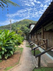 eine Reihe von Bänken vor einem Gebäude in der Unterkunft Pousada Vila Cambury in Camburi