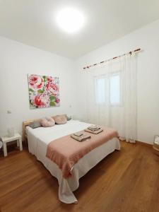 1 dormitorio con 1 cama grande en una habitación blanca en Casa Tejera, en Las Palmas de Gran Canaria