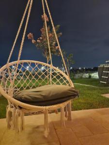 einen Schaukelstuhl mit Kissen im Hof in der Unterkunft פינה קסומה בגליל in Kibbuz Dafna