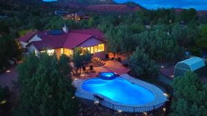 uma vista superior de uma casa com piscina em Sedona's Paradise Found, Saltwater Pool and Hot Tub, plus CanAm Ride! em Sedona