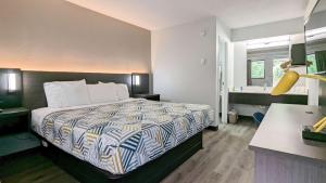 Habitación de hotel con cama y lavabo en Motel 6-Nashua, NH, en Nashua