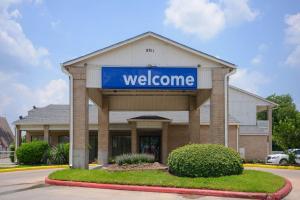 una señal de bienvenida en la parte delantera de un edificio en Motel 6-Baytown, TX - Baytown East, en Baytown