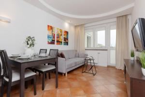 Predel za sedenje v nastanitvi Cozy Apartment with Parking in Warsaw Ursus by Renters