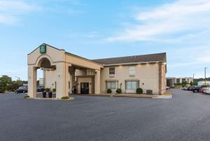 a hotel with a parking lot in front of it at Quality Inn Airport in Woodson Terrace