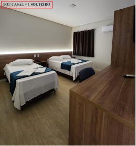HOTEL CAMPO GRANDE في كامبو غراندي: غرفه فندقيه سريرين في غرفه