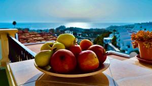 阿德赫的住宿－Costa Adeje - Amazing Ocean And Teide View - Fast WiFi, Air Con，阳台上的桌子上放着一碗水果