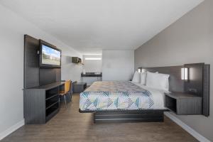 een hotelkamer met een bed en een bureau bij Budget Inn-Norfolk, VA - Oceanview in Norfolk