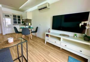 sala de estar con TV de pantalla plana grande en Costa Adeje - Amazing Ocean And Teide View - Fast WiFi, Air Con en Adeje