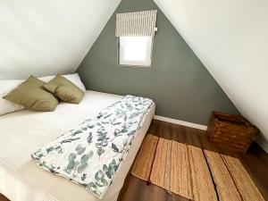 1 dormitorio con cama, ventana y alfombra en Unique Stay - Eco Country A-Frame Cabin en Cabanes