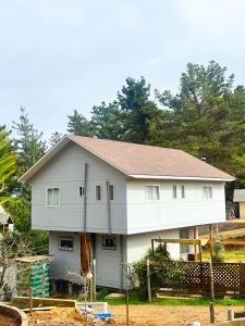 una casa blanca con techo de gambrel en Casa En El Tabo Magnolia en El Tabo