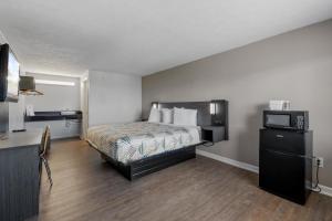 een hotelkamer met een bed en een televisie bij Budget Inn-Norfolk, VA - Oceanview in Norfolk