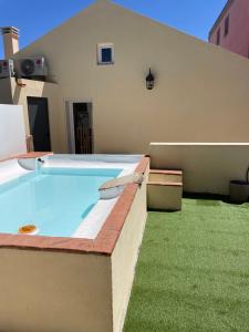 uma piscina ao lado de uma casa em THE ORANGE TREE HOUSES - Terraço by Live and Stay em Abrantes