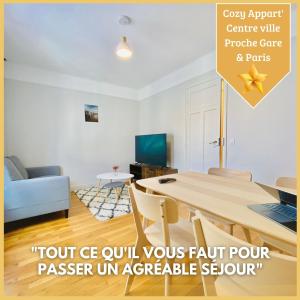 a living room with a table and a couch at Cozy Appart'3 - Centre ville & Proche Gare - Cozy Houses in Massy