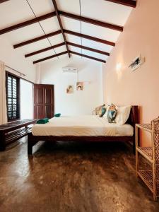 1 dormitorio con 1 cama grande en una habitación en Riverside Cabanas, en Mirissa