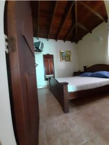 sypialnia z łóżkiem w pokoju w obiekcie Apartamentos en Mérida Mejor precio garantizado w mieście Mérida
