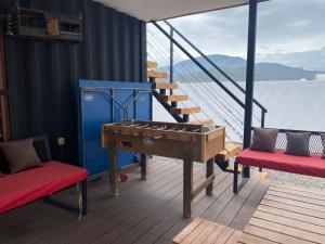 une terrasse avec un piano et des escaliers sur un bateau dans l'établissement HOSPEDAJE SUSTENTABLE, à Calle Larga