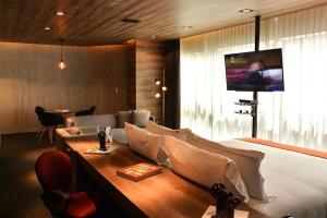 a bedroom with a bed and a tv on a wall at Hotel Park Nilo Reforma in Mexico City