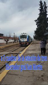 een trein die over het spoor reist met een persoon die een foto neemt bij Yellow in San Martín