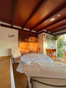 a living room with a table and a chair at Bungalow con jardín y piscina in San Bartolomé de Tirajana