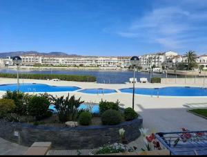 a large swimming pool with buildings in the background at 2 habitacions, aire fred i calent, piscina, parking in Empuriabrava