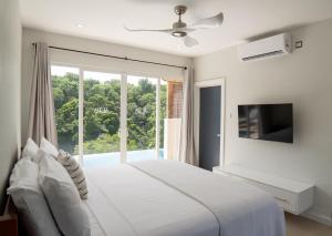 เตียงในห้องที่ Villa Aura 15-25mins from Airport & Attractions