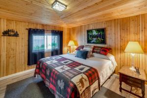 1 dormitorio con 1 cama en una habitación de madera en Waterfront Lake Michigan Hideaway Private Beach!, en Stephenson