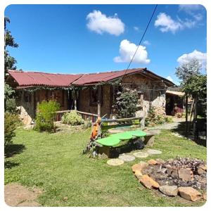 a house with a picnic table in the yard at Aldea Victoria. in Santa Elena