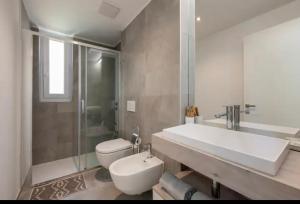 Galería fotográfica de 5 Rent Apartments Lugano Station en Lugano 74 fotos más