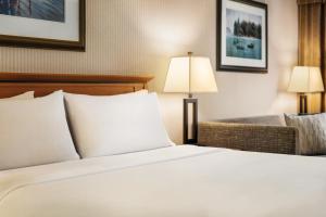 Habitación de hotel con cama y silla en Holiday Inn & Suites North Vancouver, an IHG Hotel, en North Vancouver