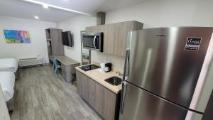 Kuchyň nebo kuchyňský kout v ubytování Hotel Mesaluna Short & Long Stay
