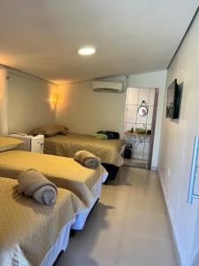 Un pat sau paturi într-o cameră la Chalés da Chapada