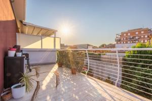 Μπαλκόνι ή βεράντα στο Urban Retreat -private parking+terrace