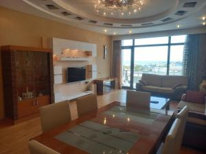Televisyen dan/atau pusat hiburan di Flame Towers view apartment