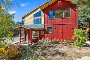 een rood huis met een rode deur en ramen bij King's Cabin - Spacious mountain home with picturesque views, fast internet! in Big Bear Lake