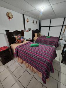 Pokój z 2 łóżkami i kanapą w obiekcie Francisco's rest house hotel w mieście Antigua Guatemala